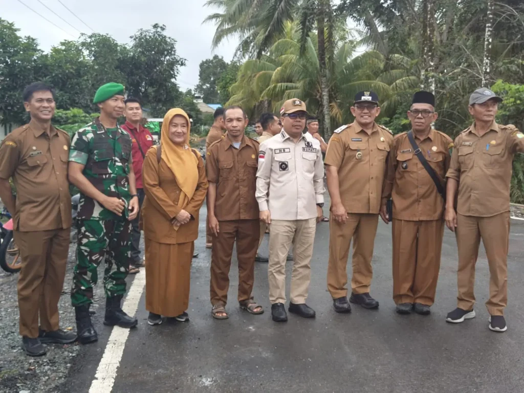 Bupati Sambas H. Satono dan Wakil Bupati Heroaldi meresmikan jalan desa di Kecamatan Tekarang Kabupaten Sambas. (Dok. MC Sambas)