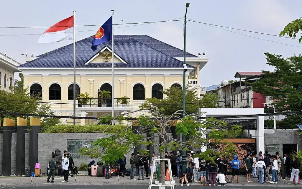 WNI korban penipuan daring berada di KBRI Phnom Penh setelah dibebaskan dari sindikat online scam. (Foto : AFP)