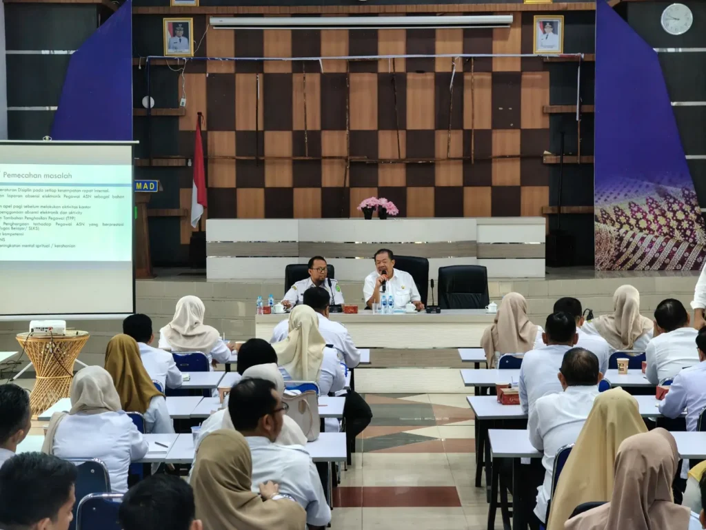 Sekda Sambas Fery Madagaskar memimpin Rakor Penegakan Disiplin ASN di Aula BKPSDMAD. (MC Sambas)