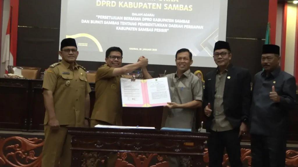 Bupati Sambas menandatangani persetujuan pembentukan DOB Kabupaten Sambas Pesisir. (Prokopim Sambas)