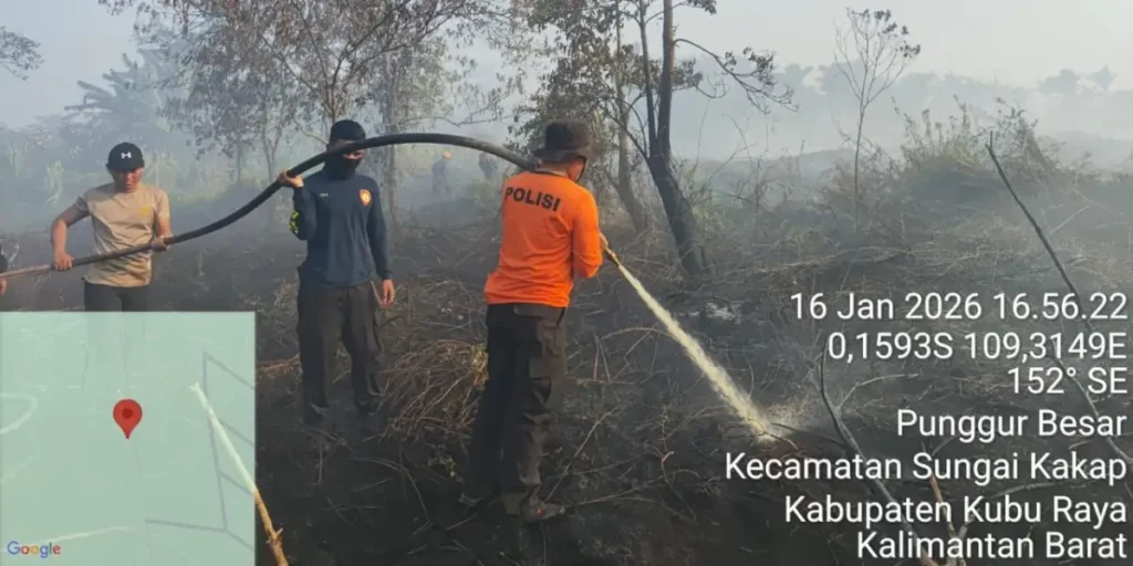 Petugas gabungan memadamkan kebakaran hutan dan lahan di wilayah Kubu Raya, Kalimantan Barat. (Dok. Humas Polri)