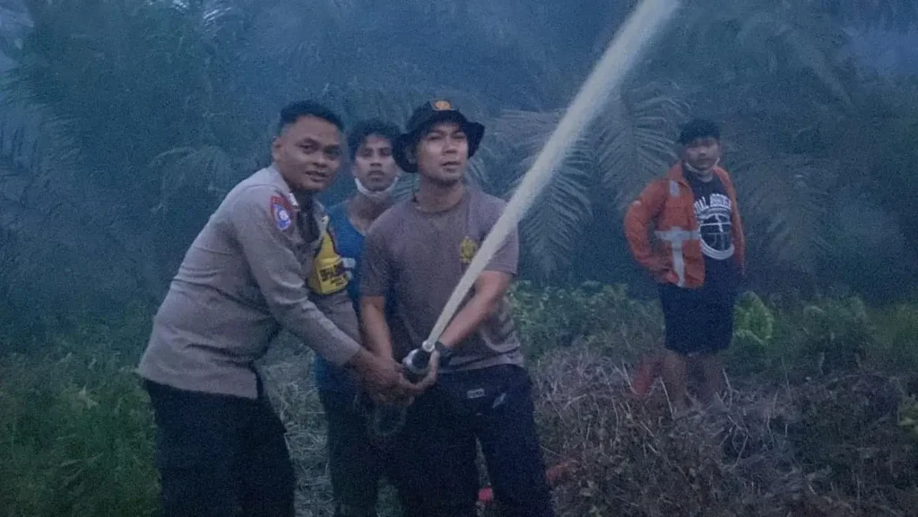 Petugas memadamkan kebakaran lahan gambut seluas 10 hektare di Desa Wajok Hulu, Kecamatan Jongkat, Kabupaten Mempawah. (Dok. Polsek Jongkat)