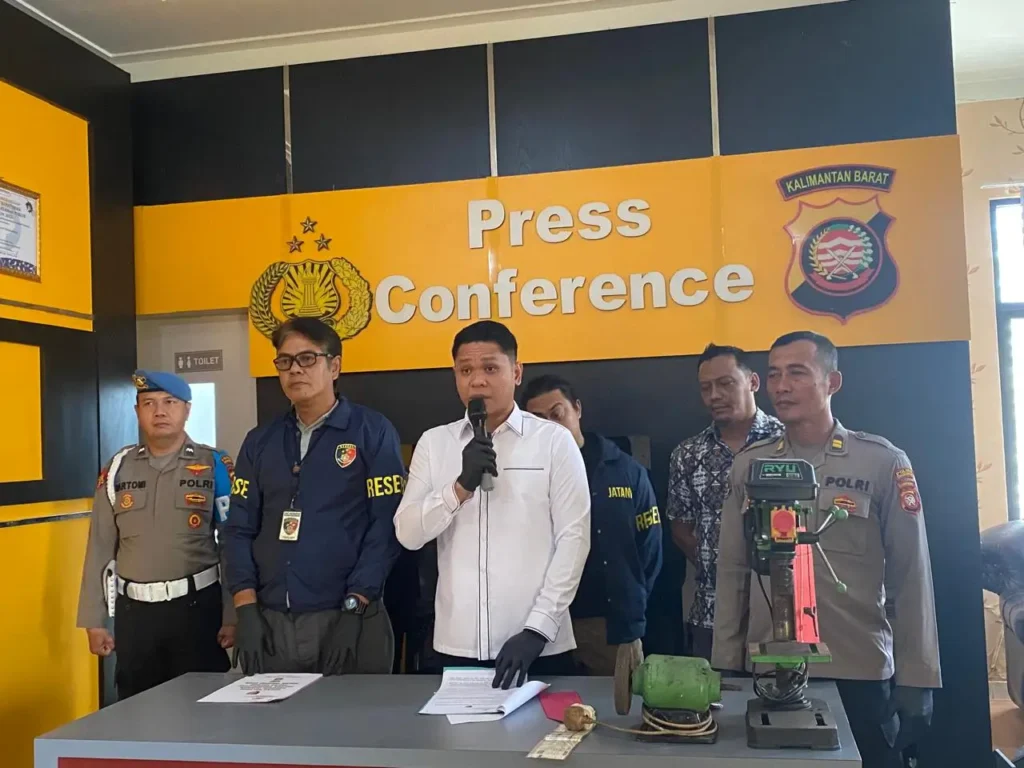 Petugas Polres Singkawang saat konferensi pers pengungkapan kasus pencurian dan curanmor awal tahun 2026. (Dok. Polres Singkawang)