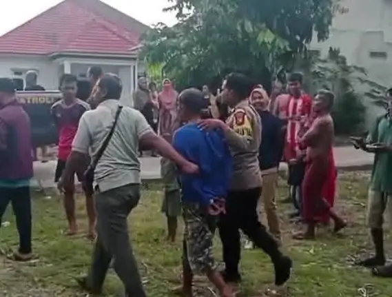 Polisi mengamankan tersangka kasus kekerasan seksual terhadap anak yang terjadi di Kabupaten Kubu Raya, Kalimantan Barat. (Facebook/Sambas Informasi)