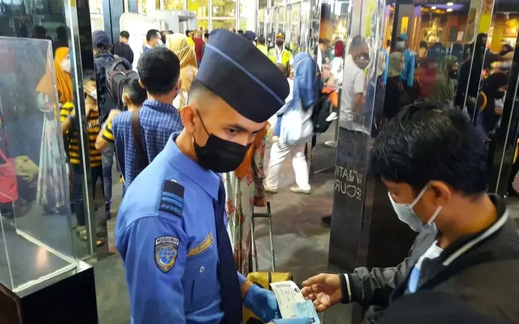 Petugas karantina kesehatan melakukan pemeriksaan penumpang di Bandara Soekarno-Hatta terkait kewaspadaan virus Nipah