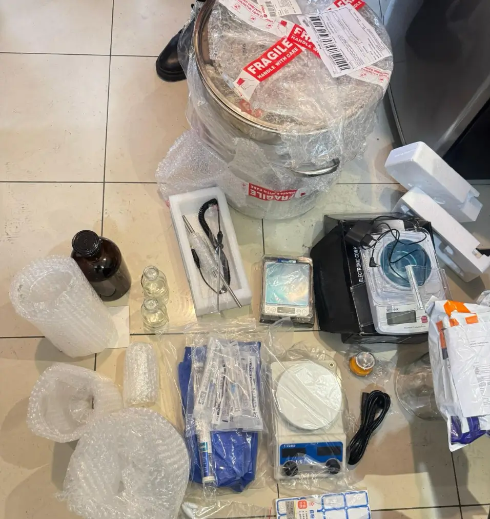 Petugas Polda Metro Jaya menunjukkan barang bukti laboratorium narkoba ilegal di Apartemen Greenbay Pluit, Jakarta Utara. (Dok. Polda Metro Jaya)