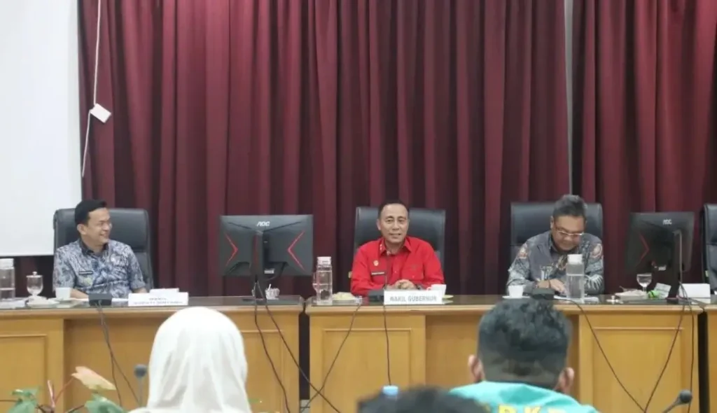 Wakil Gubernur Kalbar Krisantus Kurniawan memimpin audiensi percepatan Wilayah Pertambangan Rakyat terkait penanganan PETI di Kalimantan Barat. (instagram.com/adpim.provkalbar)