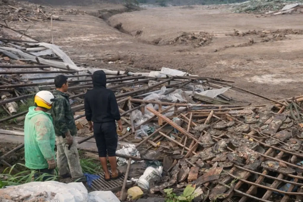 Kemenko PMK mengoordinasikan penanganan darurat longsor Pasirlangu Bandung Barat. (Foto: Humas KemenkoPMK)