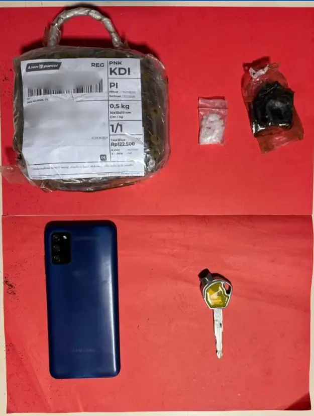 Petugas Tim Labubu dan Unit K9 Bea Cukai Supadio mengamankan barang bukti sabu yang disamarkan dalam bubuk kopi. (tbnewspolreskuburaya.id)