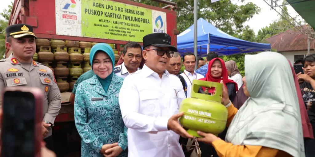 Bupati Kubu Raya Sujiwo meninjau langsung operasi pasar LPG 3 kg di Sungai Kakap. (Foto: MC KKR)