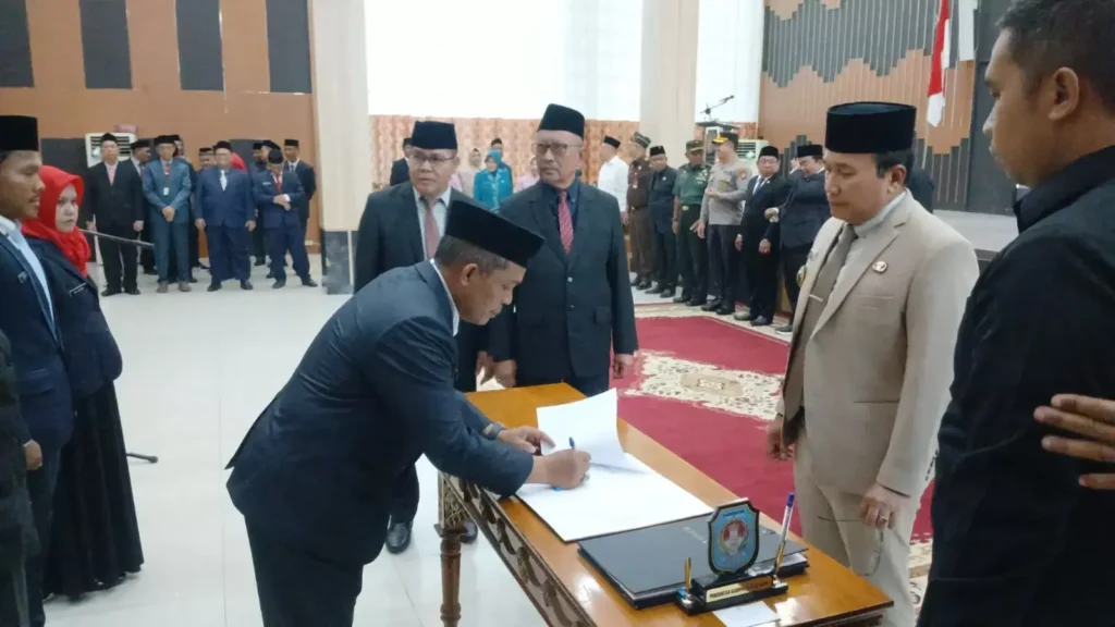 Bupati Kubu Raya Sujiwo melantik 125 ASN di Aula Kantor Bupati Kubu Raya. (MC Kubu Raya)