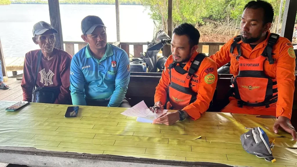 Tim SAR gabungan melakukan pencarian pemancing yang hilang di Sungai Cabang Ruan, Kabupaten Kubu Raya. (IST)