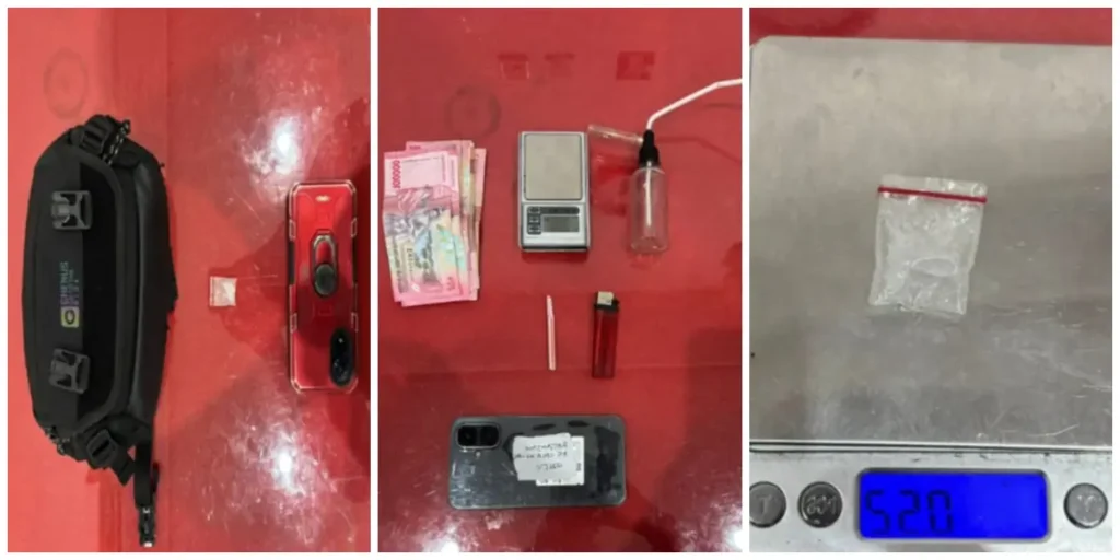 Petugas Polres Ketapang menunjukkan barang bukti sabu dan alat hisap hasil penggerebekan di rumah kost Desa Air Upas. (Dok. Polres Ketapang)