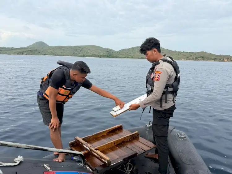 Tim SAR Gabungan melakukan pencarian korban kecelakaan KM Putri Sakinah di perairan Labuan Bajo. (Basarnas)