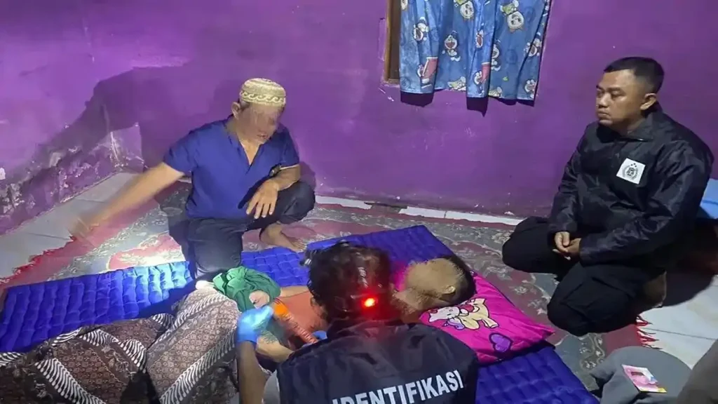 Petugas Polsek Anjongan dan Tim Inafis Polres Mempawah melakukan olah TKP penemuan jenazah di Kelurahan Anjungan Melancar. (Dok. Polsek Anjongan)