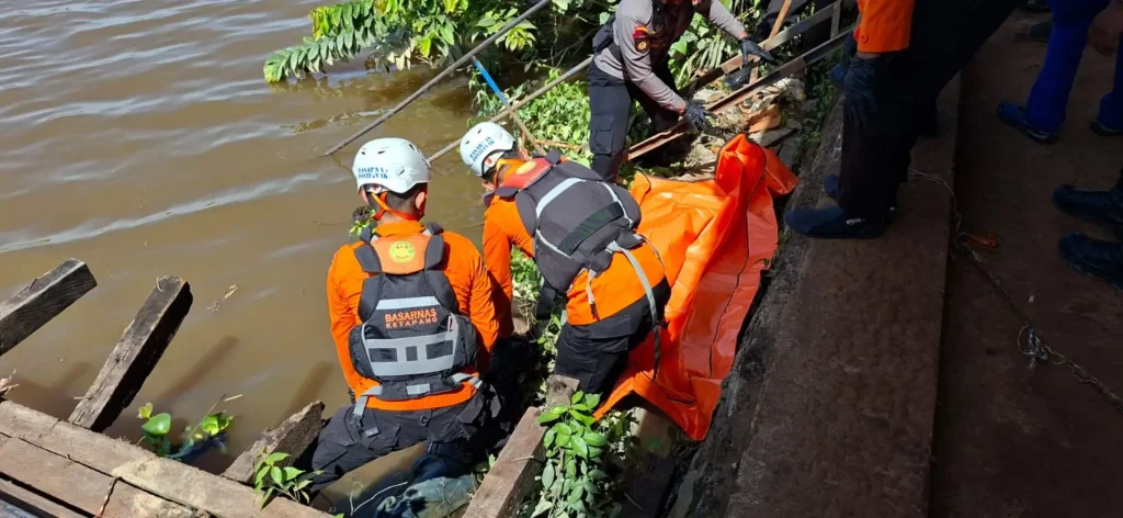Personel Polsek Muara Pawan melakukan penanganan TKP penemuan mayat di Sungai Muara Pawan. (Foto : Polsek Muara Pawan)