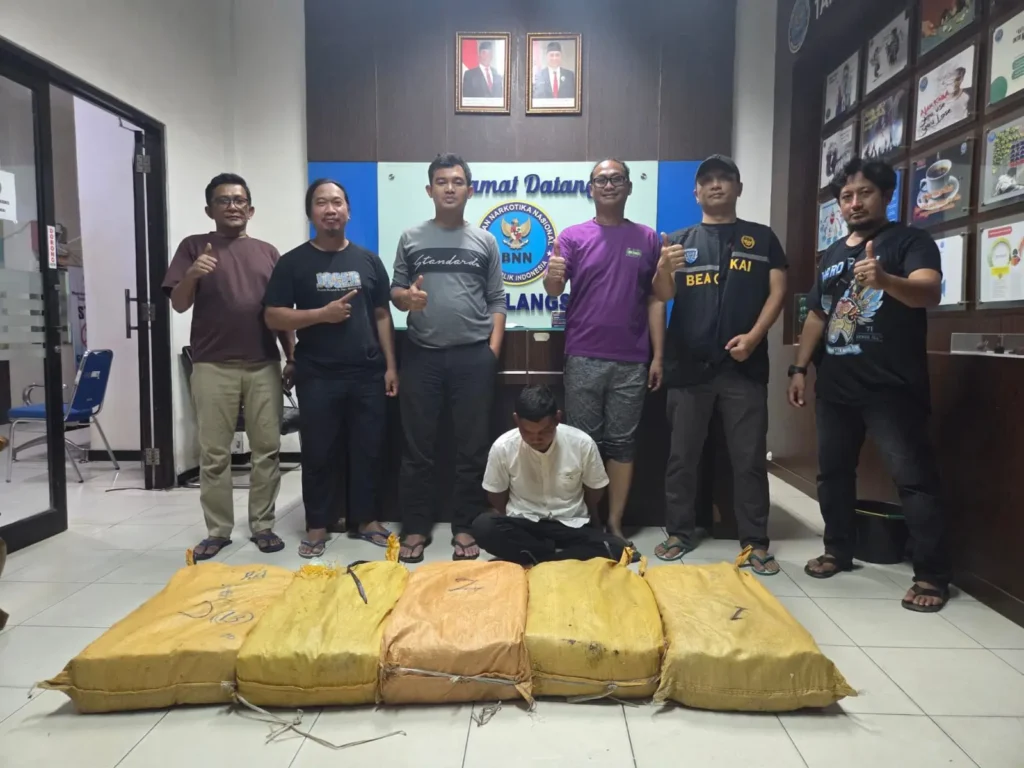 Petugas Bea Cukai dan BNN menunjukkan barang bukti 100 kilogram sabu hasil pengungkapan di Aceh Timur.