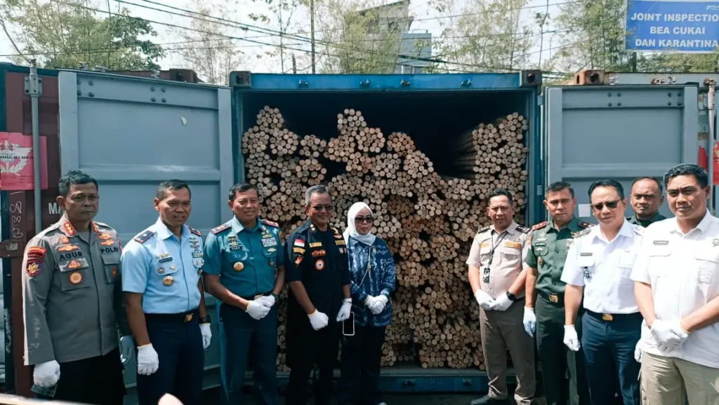 Petugas Bea Cukai dan Polairud Polda Kalbar menunjukkan barang bukti 58,3 ton rotan mentah ilegal di Pelabuhan Dwikora Pontianak. (Dok. Polda Kalbar)