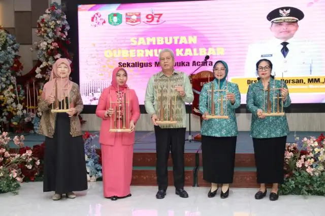 Sekda Kalbar Harisson menghadiri Peringatan Hari Ibu ke-97 bersama BKOW Kalbar. (instagram.com/adpim.provkalbar)