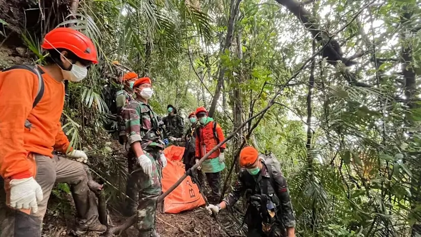Tim SAR gabungan melakukan evakuasi korban pesawat jatuh di kawasan Gunung Bulusaraung, Sulawesi Selatan. (Facebook/Badan SAR Nasional Makassar)
