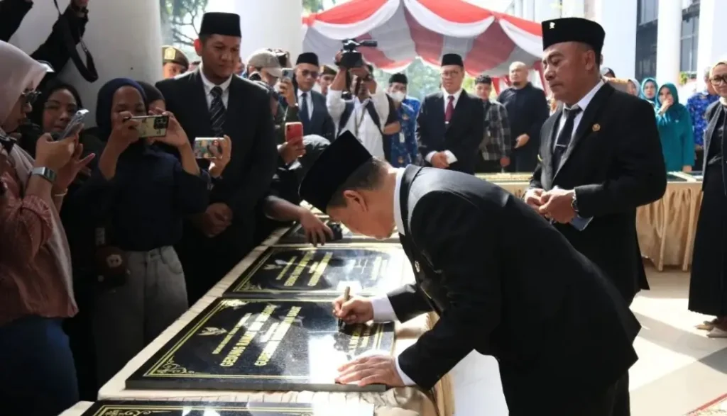 Gubernur Kalimantan Barat Ria Norsan meresmikan proyek strategis pada peringatan HUT ke-69 Kalbar.