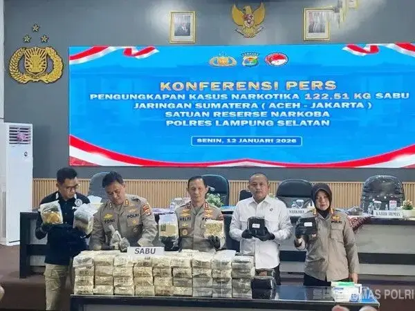 Petugas Polres Lampung Selatan menunjukkan barang bukti 122 kilogram sabu yang disembunyikan di tumpukan jengkol di Pelabuhan Bakauheni. (Dok. Humas Polri)