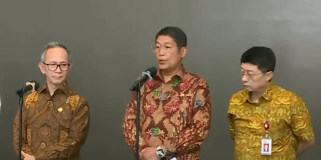 Tiga petinggi Otoritas Jasa Keuangan OJK resmi mengundurkan diri di tengah gejolak pasar modal.