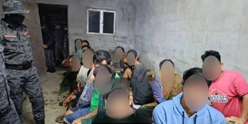 Petugas Imigrasi Sarawak mengamankan warga asing yang diduga melanggar aturan keimigrasian.