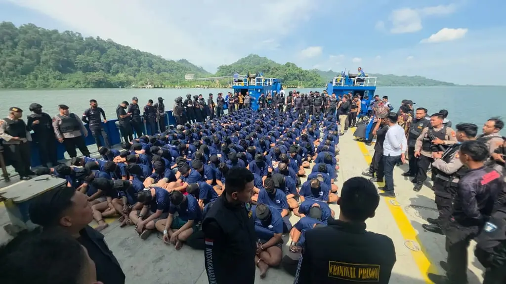 Petugas mengawal pemindahan narapidana risiko tinggi ke Lapas Nusakambangan, Jawa Tengah. (Foto: Ditjen Pas Kementerian Imipas)