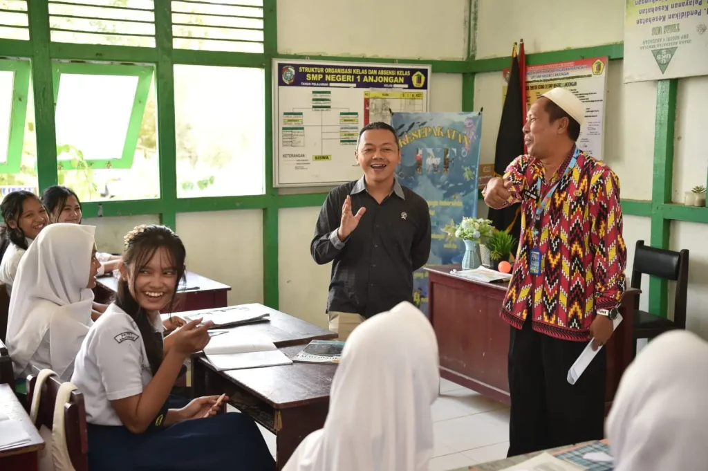 Wakil Menteri Pendidikan Dasar dan Menengah Fajar Riza Ul Haq berdialog dengan siswa dan guru saat kunjungan kerja ke SMP Negeri 1 Anjongan di Kabupaten Mempawah, Kalbar.