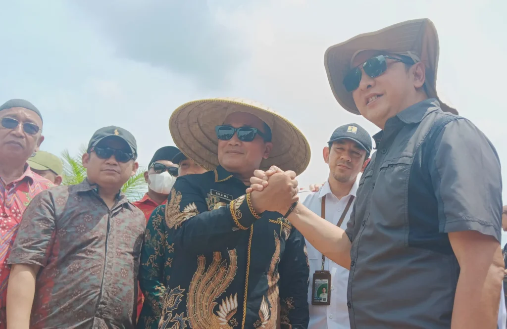 Bupati Kubu Raya Sujiwo meninjau lokasi pembangunan outer ring road 44 kilometer di Sungai Ambawang.