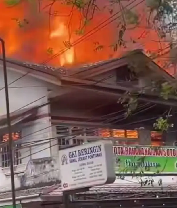 Kobaran api membakar ruko Bakso Malang Rahwana di Jalan Purnama Pontianak.