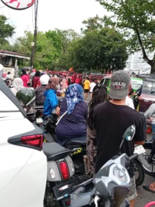 Pengendara berhenti untuk melihat Ruko Bakso Malang Rahwana yang terbakar di Jalan Purnama Pontianak.