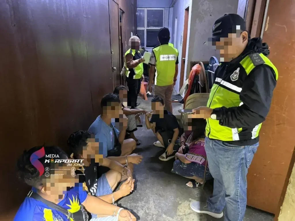 Petugas Imigrasi Johor melakukan operasi Ops Sapu di kawasan Skudai, Johor Bahru.