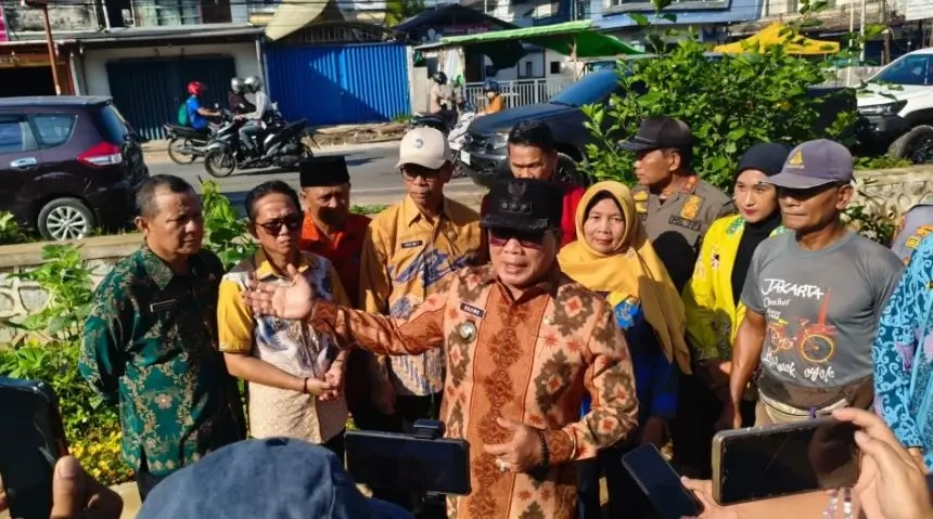 Bupati Sujiwo meninjau penataan Jalan Adisucipto Sungai Raya menuju Kubu Raya ASRI 2027.