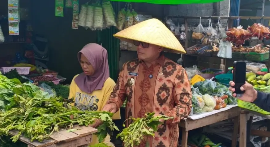 Bupati Sujiwo meninjau penataan dan penertiban PKL di Pasar Wonodadi Sungai Raya.