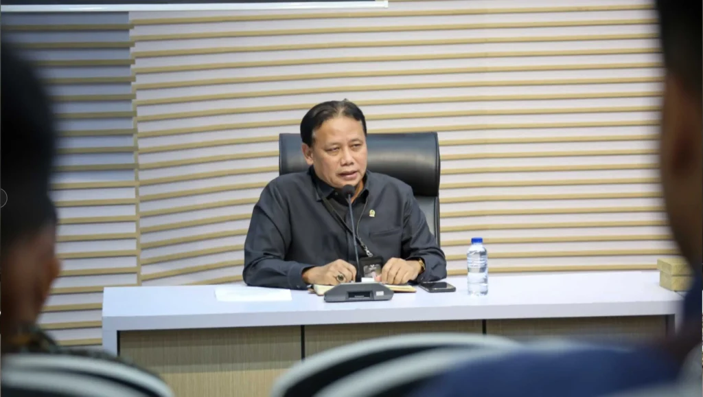 Anggota Komisi Yudisial Abhan menyampaikan keterangan pers terkait penanganan etik Ketua dan Wakil Ketua PN Depok.