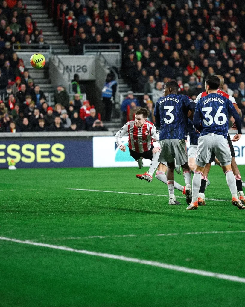 Pemain Arsenal berebut bola dengan pemain Brentford dalam laga Premier League yang berakhir imbang 1-1.