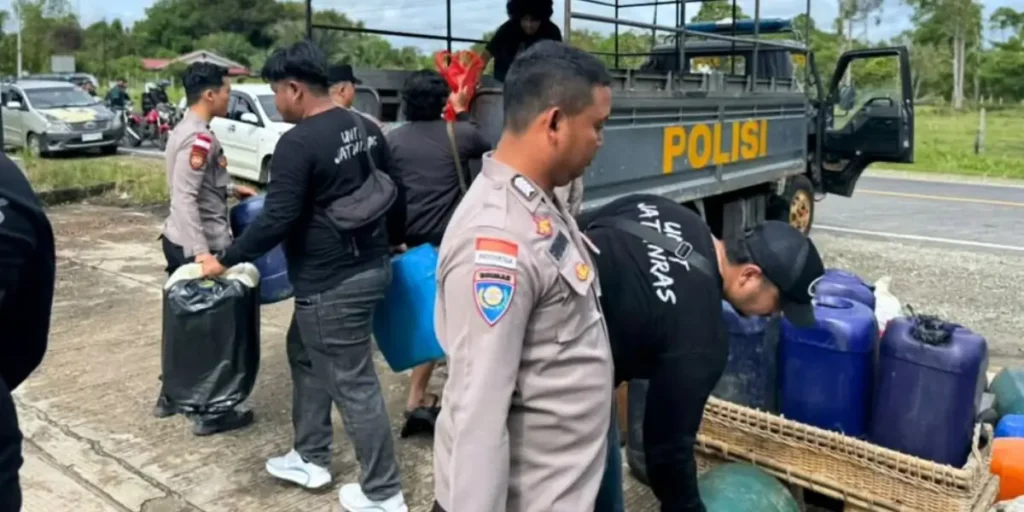 Petugas Polres Kapuas Hulu mengamankan jerigen dan tangki modifikasi di SPBU Putussibau