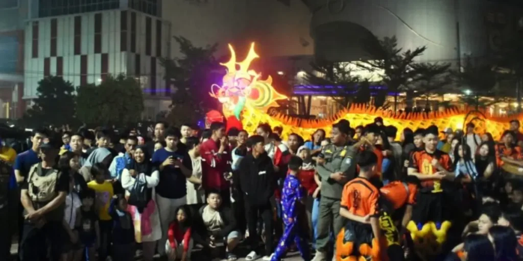 Ribuan warga memadati Bundaran Gaforaya di bawah Tugu Benteng Mangrove saat perayaan Imlek 2577 Kongzili di Kubu Raya.