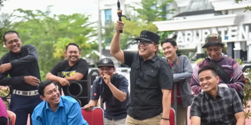 Komandan Kodim 1207/Pontianak Robbi Firdaus bersama Bupati Kubu Raya Sujiwo saat memancing di parit depan Kantor Bupati Kubu Raya, Sabtu (21/2/2026).