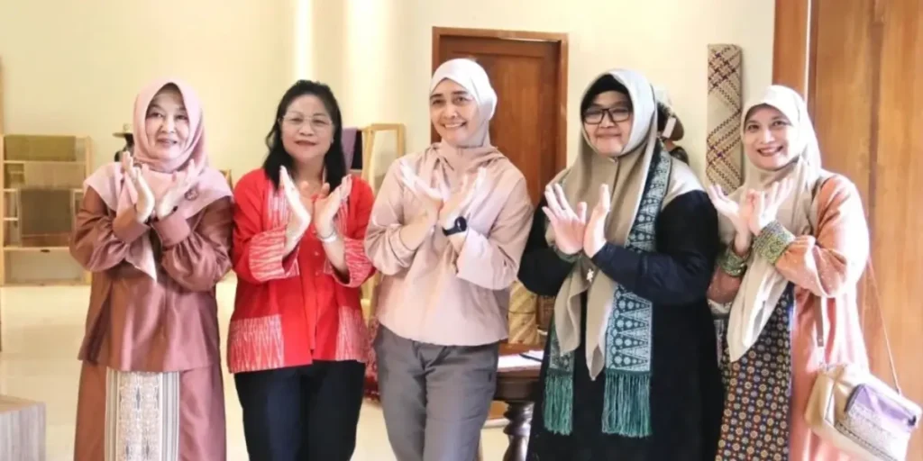 Donata Dirasig Krisantus Kurniawan mendampingi Ketua Persit Kartika Chandra Kirana Daerah XII/Tanjungpura saat meninjau produk UMKM di Galeri Dekranasda Kalbar Pontianak.