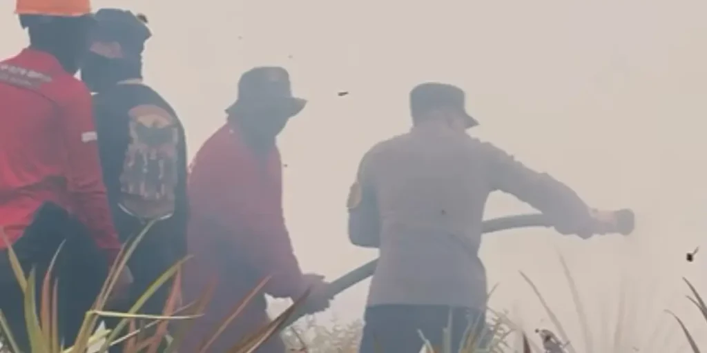 Kapolres Mempawah memimpin langsung pemadaman kebakaran lahan gambut di Desa Galang, Kecamatan Sungai Pinyuh.