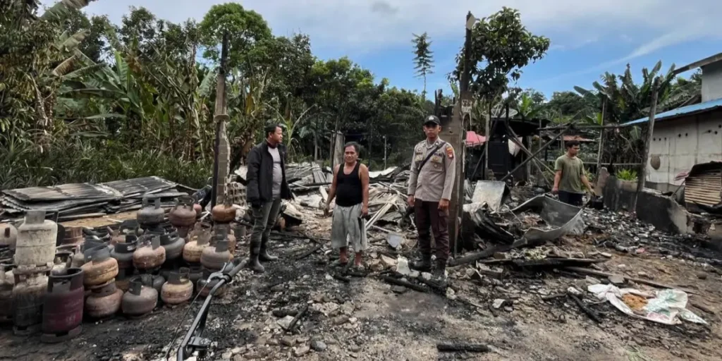 Kondisi dua ruko di Dusun Bahta, Kecamatan Bonti, Kabupaten Sanggau, yang hangus terbakar akibat kebakaran diduga korsleting listrik.