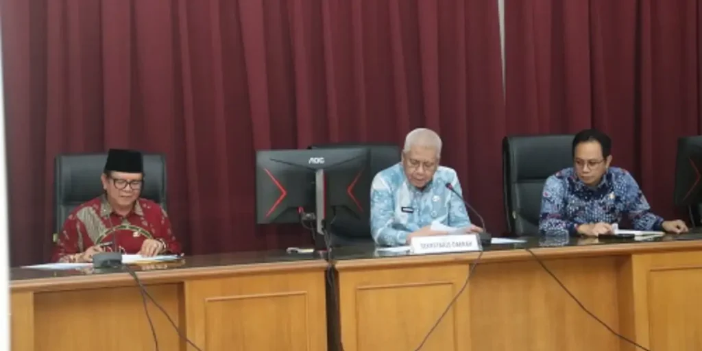 Sekda Kalbar Harisson memimpin rapat koordinasi evaluasi Program Strategis Nasional di Kantor Gubernur Kalbar.