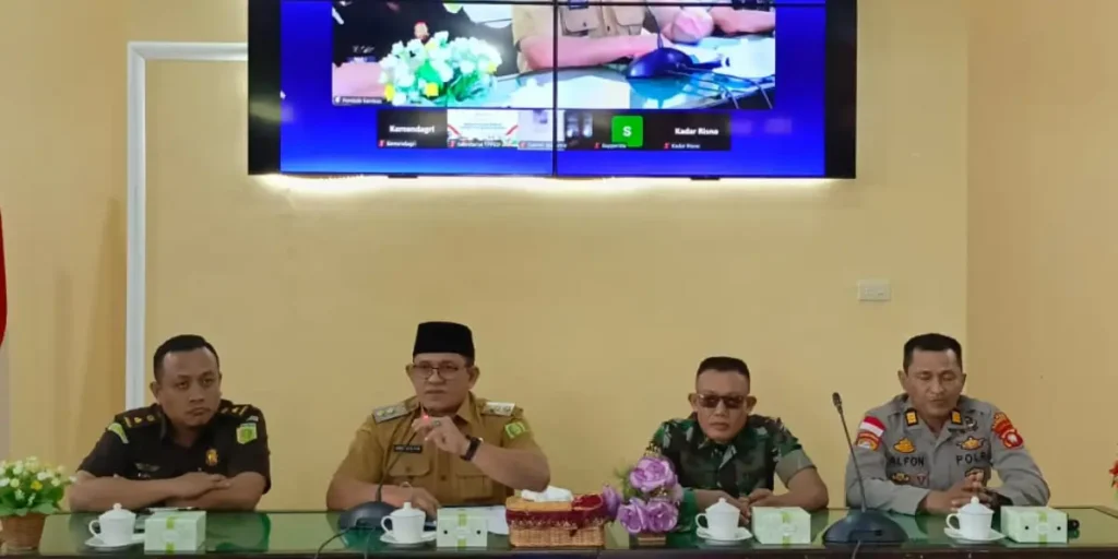 Wakil Bupati Sambas H. Heroaldi Djuhardi Alwi membuka rapat evaluasi kinerja TPPED Kabupaten Sambas di Aula BAPPERIDA