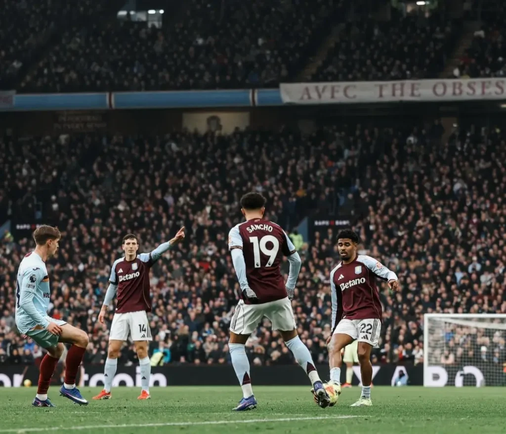 Pemain Aston Villa berusaha menembus pertahanan Brentford pada laga Premier League di Villa Park.