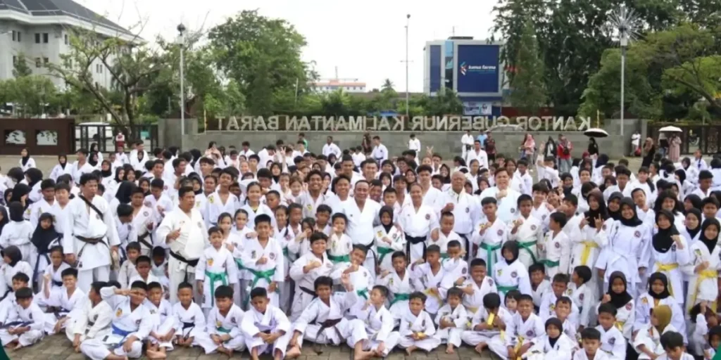 Wagub Kalbar Krisantus Kurniawan memimpin Gashuku INKANAS Kalbar di halaman Kantor Gubernur Kalimantan Barat.