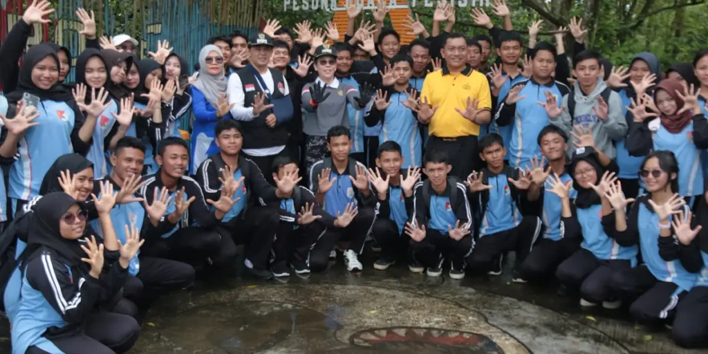 Tjhai Chui Mie memimpin apel Gerakan ASRI bersama Muhammadin dan jajaran Pemkot Singkawang sebelum aksi bersih rumah ibadah di Kota Singkawang.