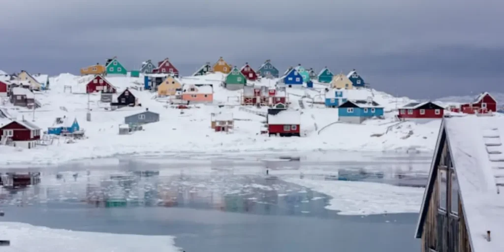 Pemandangan Kota Nuuk dan wilayah pesisir Greenland di kawasan Arktik.